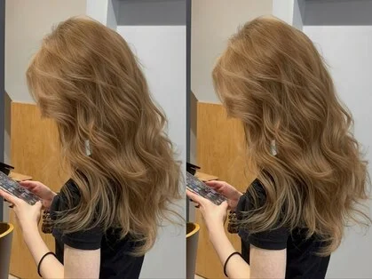顔まわりに段差をつけたミディアムヘアの女性