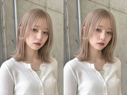 柔らかなウェーブと明るい髪色の女性の横顔